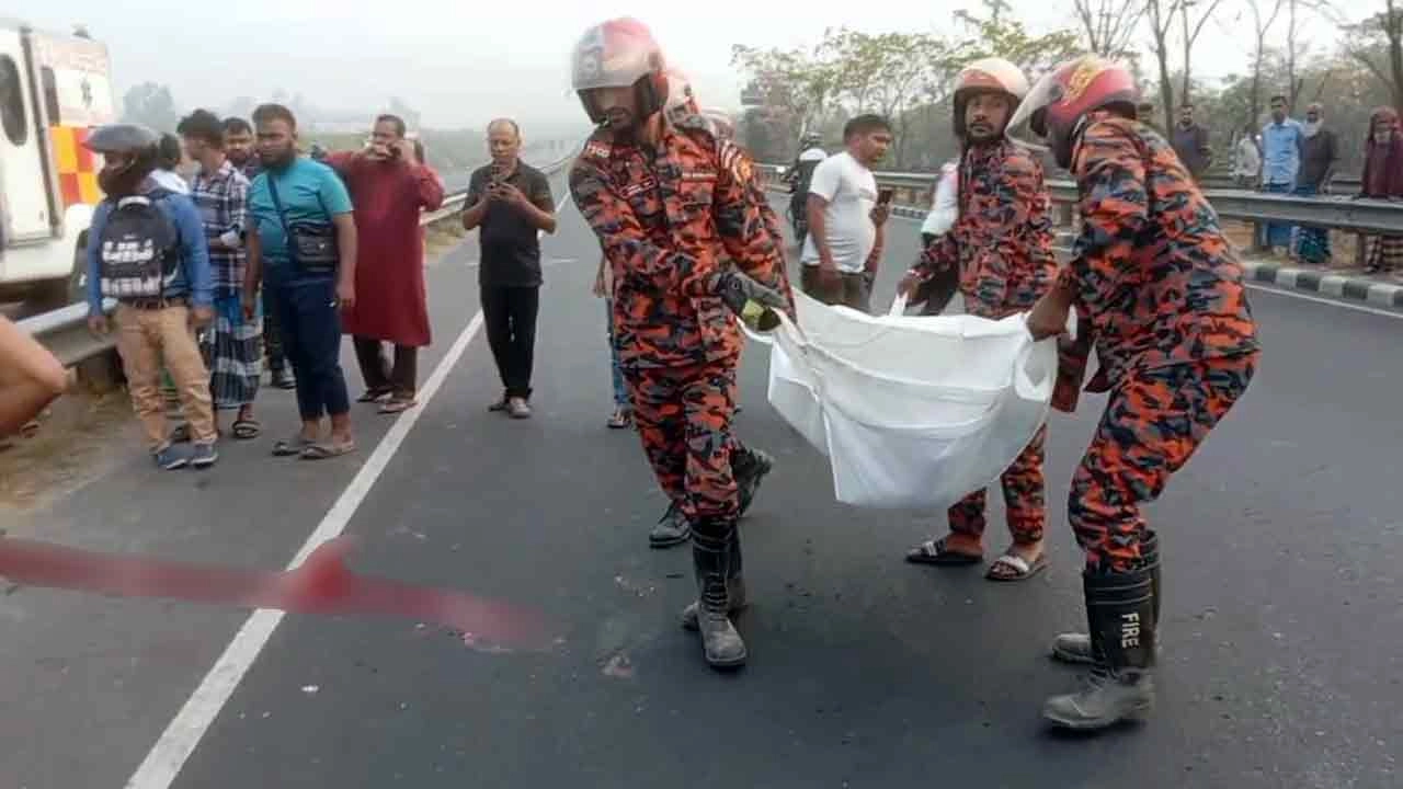 শ্রীনগর ফায়ার সার্ভিস নিহতের মরদেহ উদ্ধার করে