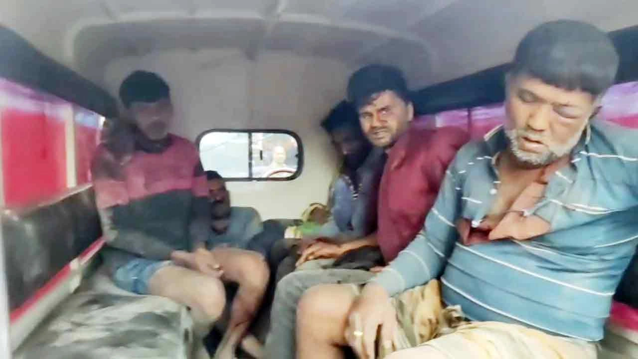 গণপিটুনির পর আটক ডাকাত দল