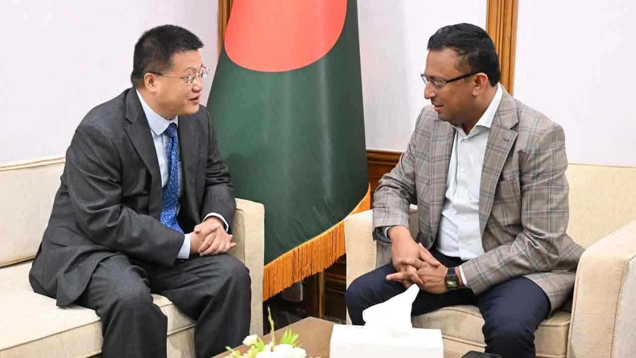 প্রধানমন্ত্রীর পররাষ্ট্র উপদেষ্টা হুমায়ন কবির-এর সঙ্গে বাংলাদেশে নিযুক্ত চীনা রাষ্ট্রদূত ইয়াও ওয়েন সৌজন্য সাক্ষাৎ