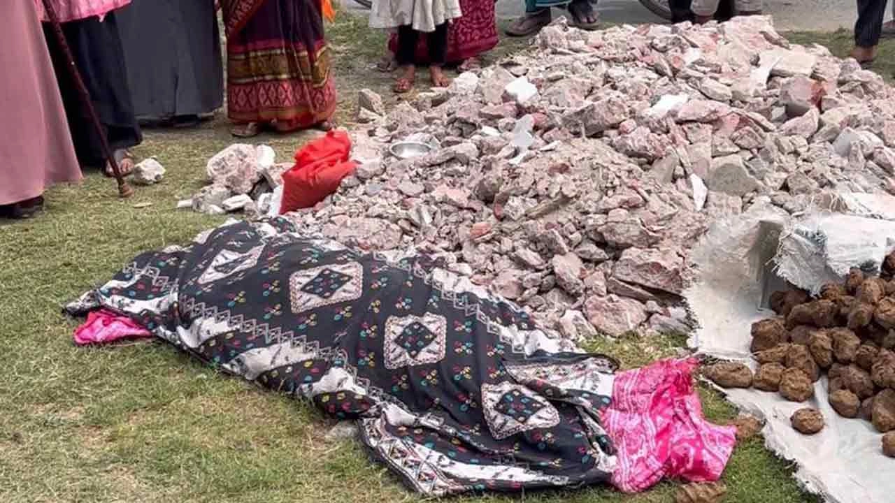 নিহত তরুণীর লাশ