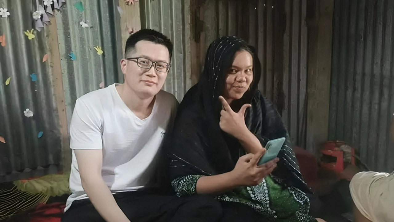 সাহারা আক্তারের সাথে চীনা নাগরিক ইয়ং ডিলি