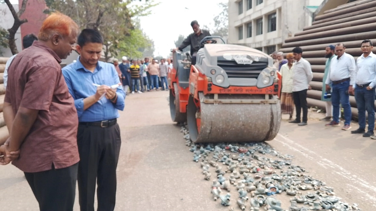 কুমিল্লায় ৫৮১ অবৈধ রেগুলেটর ধ্বংস