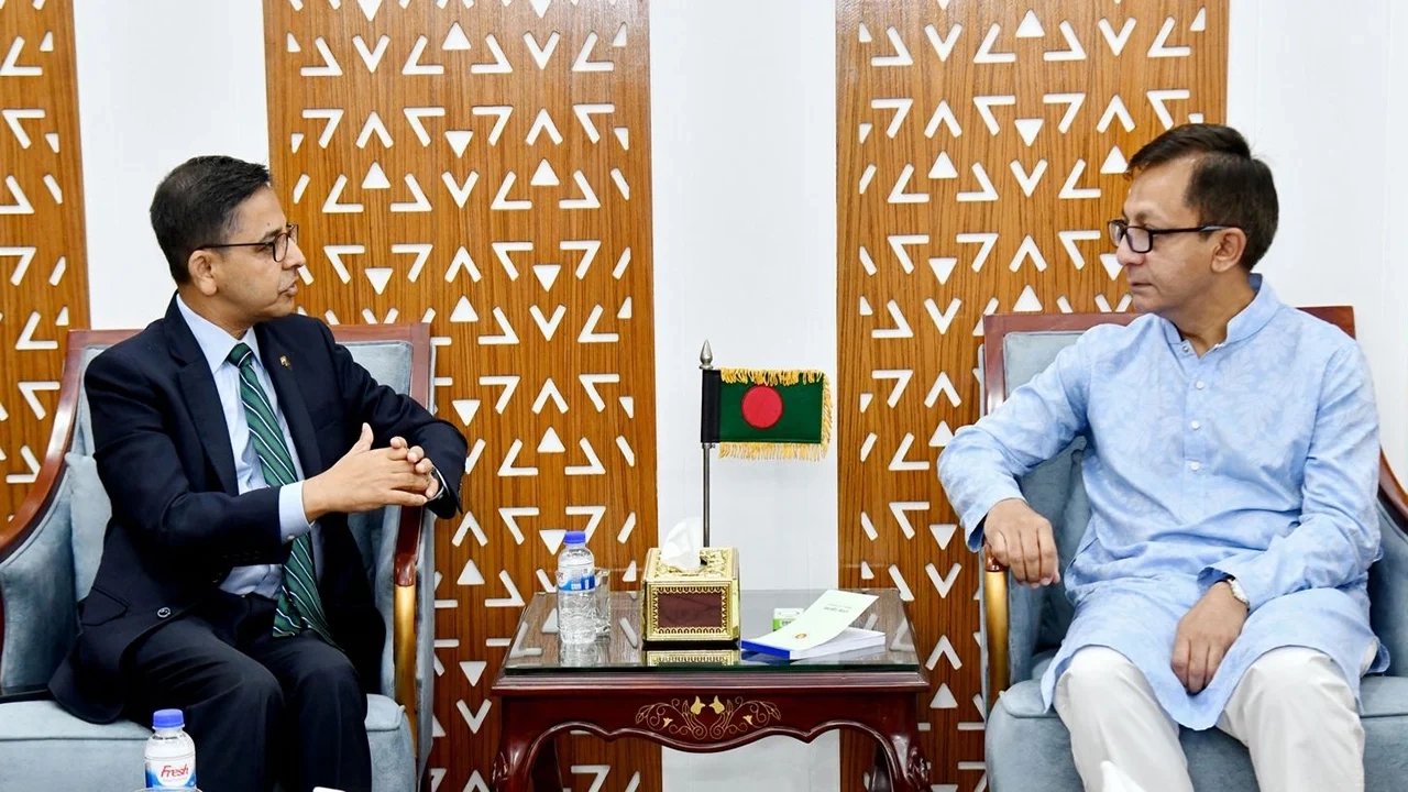 ভারতের হাইকমিশনারের সঙ্গে এক সৌজন্য সাক্ষাৎ করলেন বাণিজ্যমন্ত্রী খন্দকার আবদুর মুক্তাদির ।। ছবি: সংগৃহীত