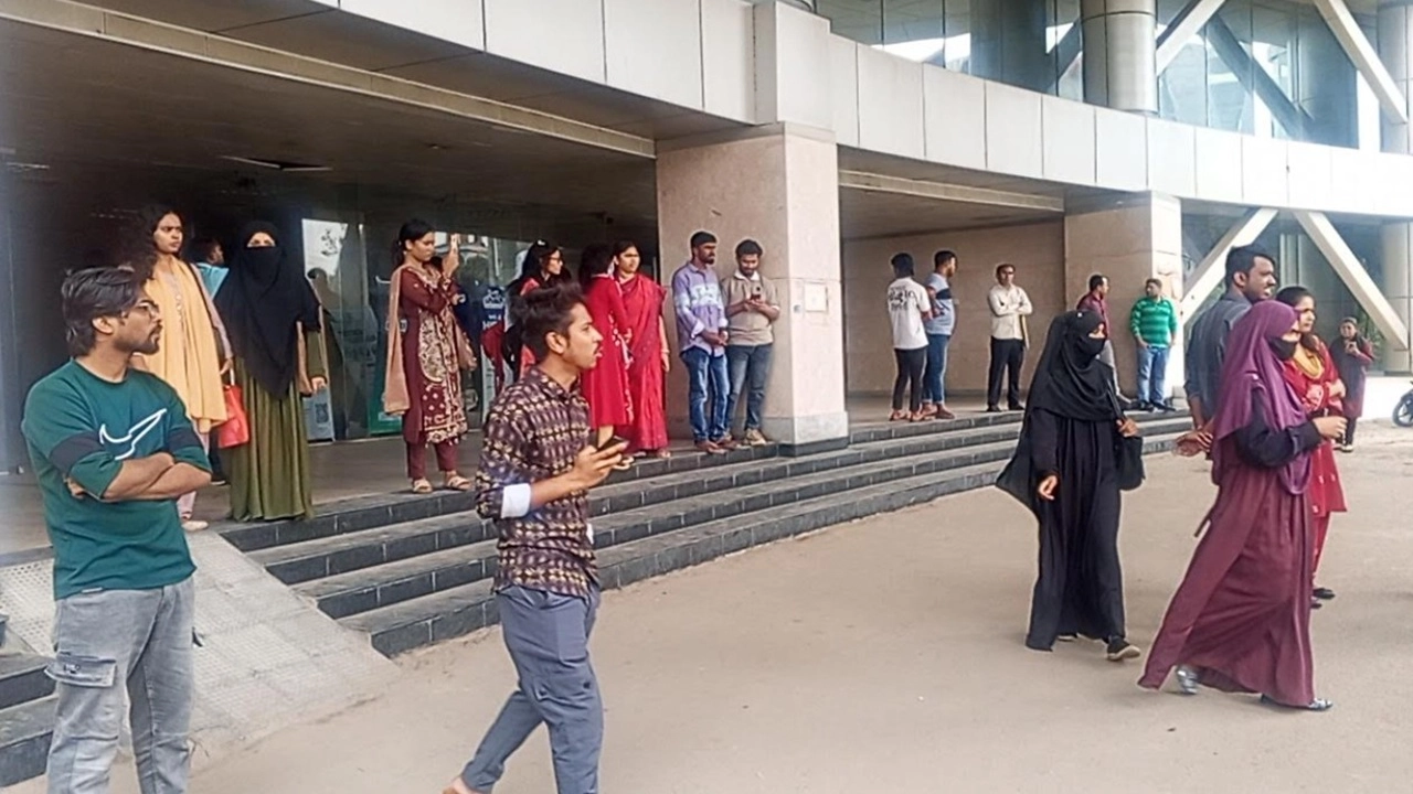 যশোর হাইটেক পার্কে বকেয়া বেতনের দাবিতে চাল ডাল ডম কমের কর্মীদের অবস্থান