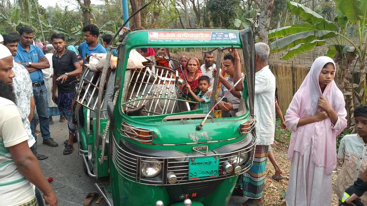 দুর্ঘটনা কবলিত সিএনজি চালিত অটোরিকশা