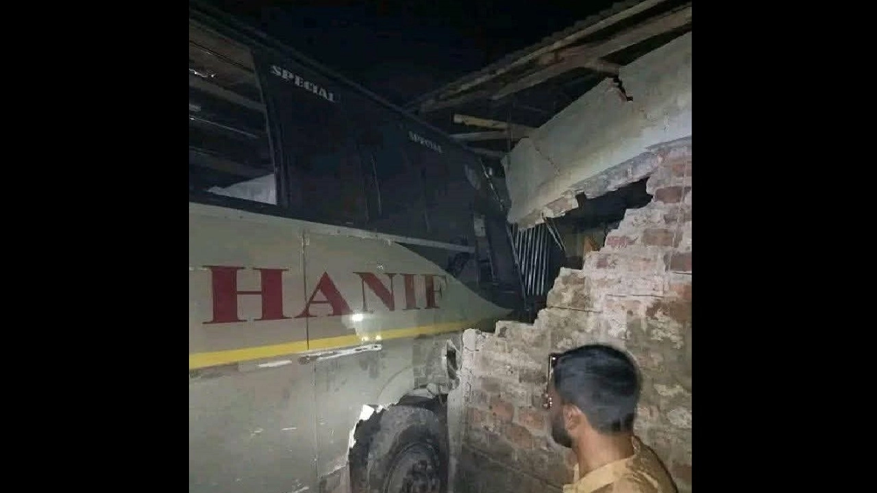 দুর্ঘটনা কবলিত বাস