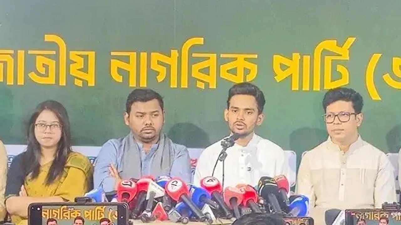 জরুরি সংবাদ সম্মেলনে কথা বলছেন আসিফ মাহমুদ