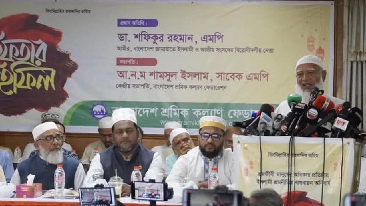 ইফতার মাহফিলে কথা বলছেন জামায়াত আমির ডা. শফিকুর রহমান