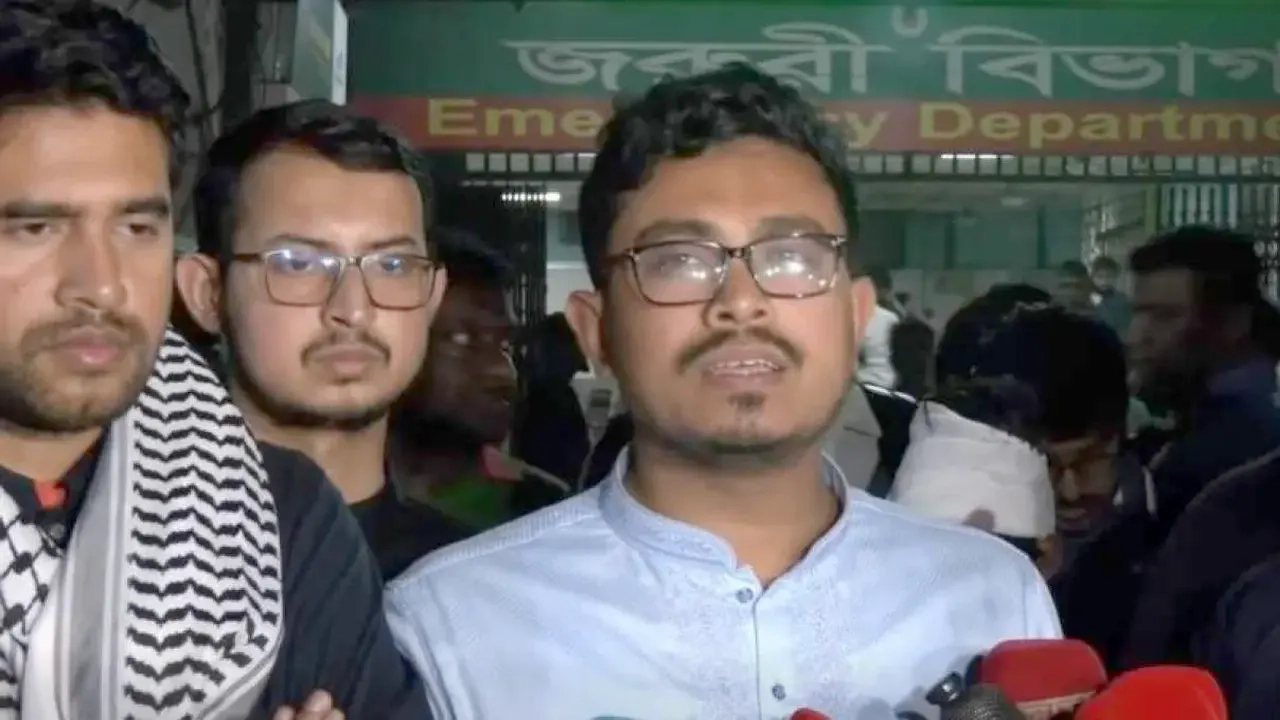 ঢাকা মেডিকেল কলেজ হাসপাতালের জরুরি বিভাগের সামনে কথা বলেন ডাকসু ভিপি সাদিক কায়েম