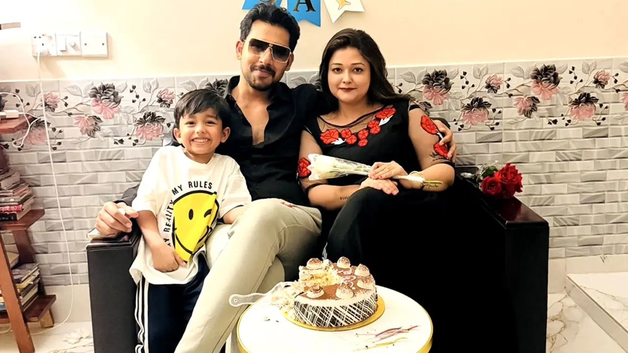 স্ত্রী ও সন্তানের সঙ্গে জাহের আলভী