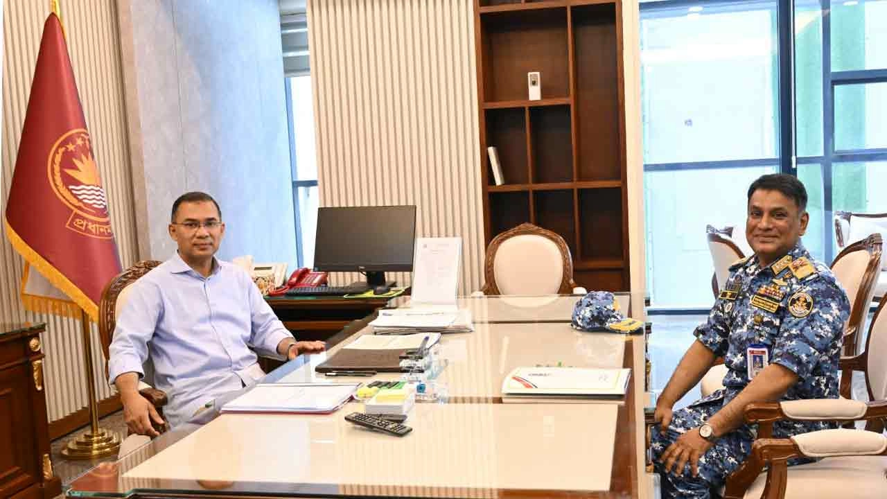 প্রধানমন্ত্রী তারেক রহমানের সঙ্গে কোস্টগার্ড মহাপরিচালক রিয়াল এডমিরাল মো: জিয়াউল হকের সৌজন্য সাক্ষাৎ