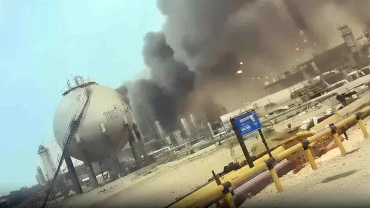 জ্বলছে সৌদি আরবের আরামকোর তেল শোধনাগার