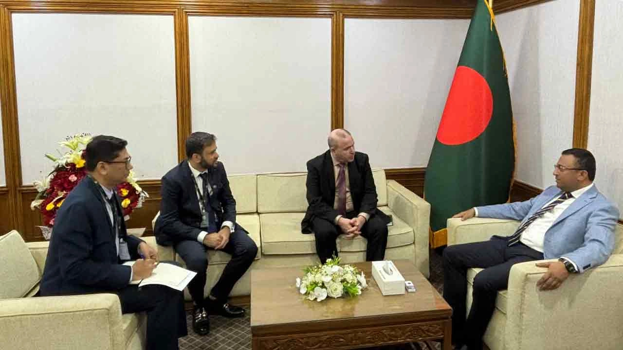প্রধানমন্ত্রীর পররাষ্ট্র উপদেষ্টা হুমায়ুন কবিরের সঙ্গে সৌজন্য সাক্ষাৎ করেছেন ঢাকায় নিযুক্ত আলজেরিয়ান রাষ্ট্রদূত আবদেলওয়াহাব সাইদানি