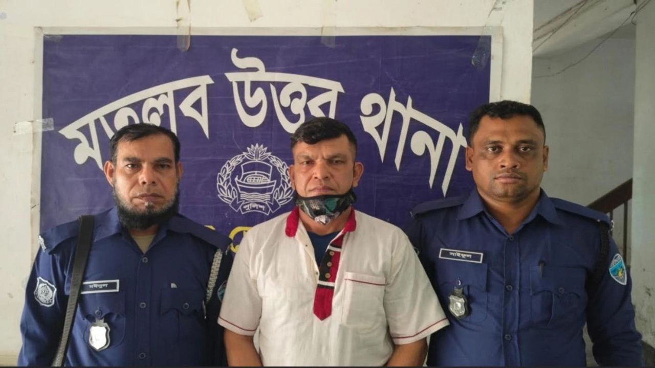 ডা. বশির আহমেদের ওপর হামলার ঘটনায় গ্রেপ্তার প্রধান আসামি ইমরুল প্রধানকে আদালতে প্রেরণের আগে পুলিশের হেফাজতে।