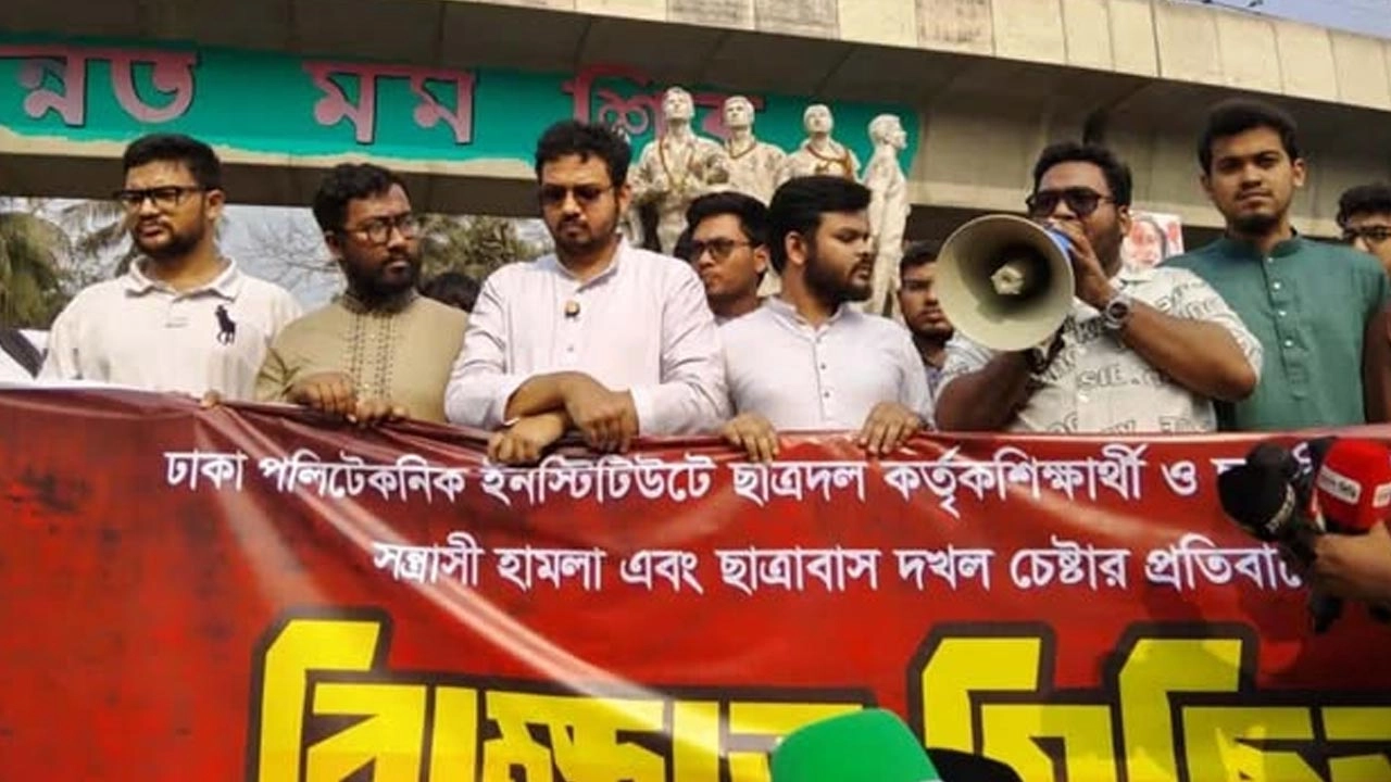 ঢাবির ভিসি চত্বর থেকে বিক্ষোভ মিছিলটি শুরু হয়ে হলপাড়া ও কলা ভবন প্রদক্ষিণ করে রাজু ভাস্কর্যের পাদদেশে সংক্ষিপ্ত সমাবেশের মাধ্যমে শেষ হয়।