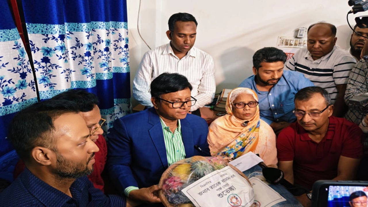 সেই বৃদ্ধ রাহেলা খাতুনের বাসায় সাক্ষাৎ করতে যান আমরা বিএনপি পরিবারের একটি প্রতিনিধি দল।