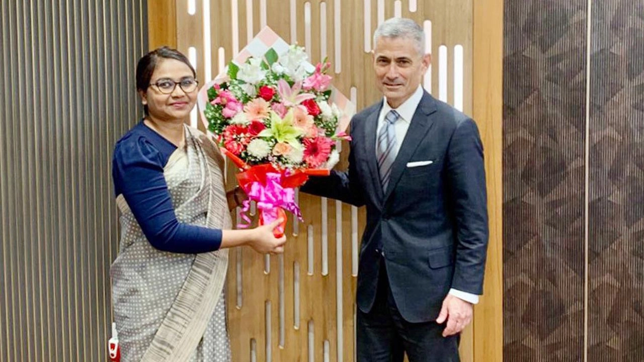 বিমানবন্দরে মার্কিন দূতাবাসের শীর্ষ কর্মকর্তারা পল কাপুরকে অভ্যর্থনা জানানো হয়।