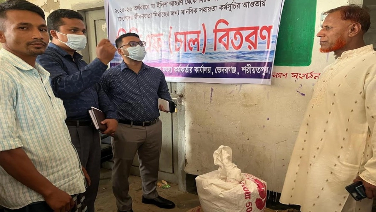 শরীয়তপুরের ভেদরগঞ্জে মা ইলিশ রক্ষা অভিযান