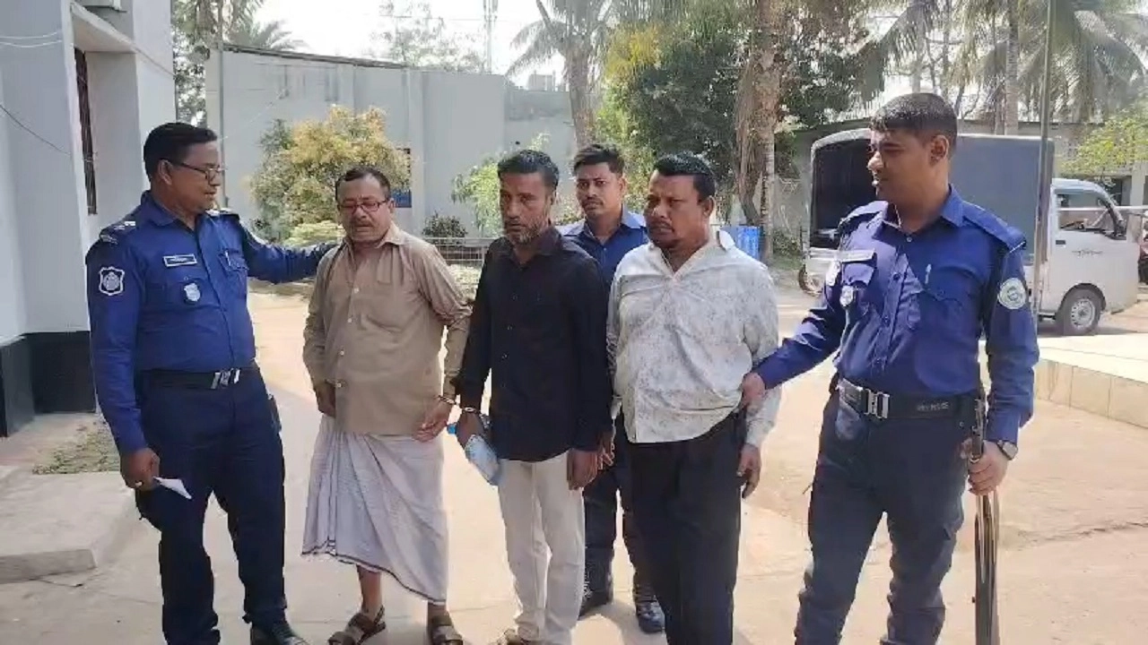 চুরির অভিযোগে হাতেনাতে গ্রেপ্তার তিনজন