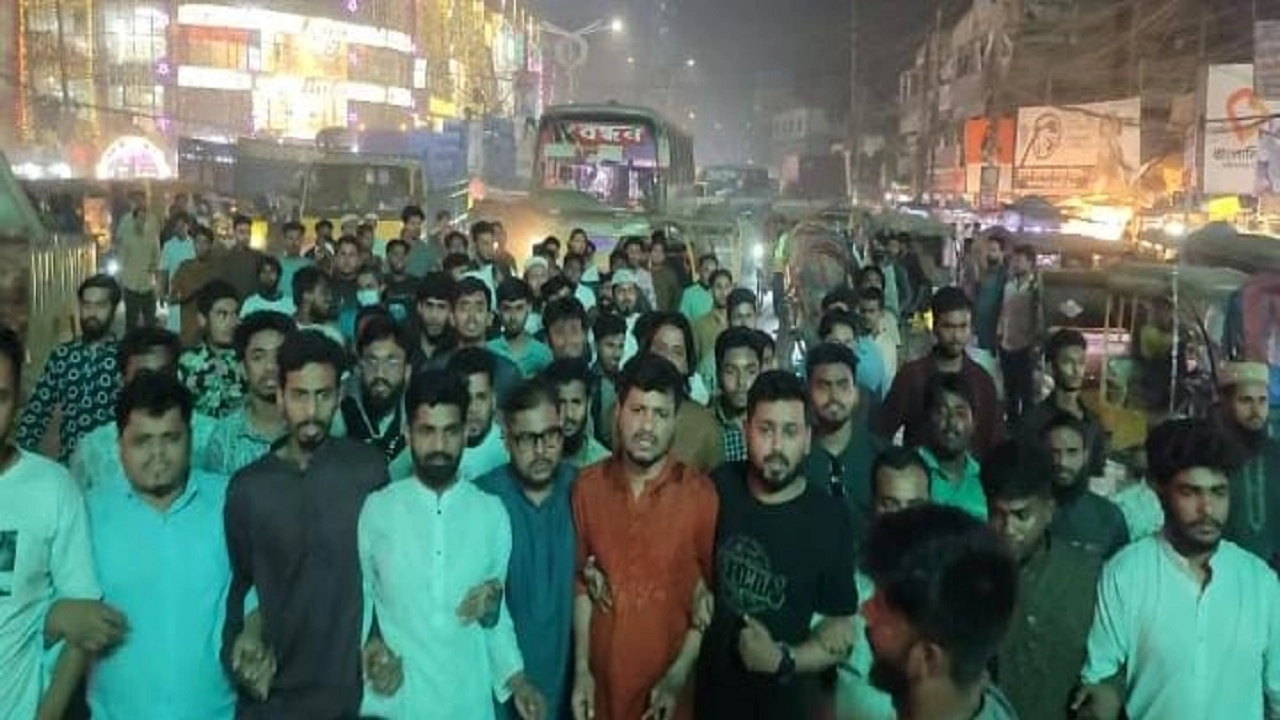 এমপিকে অবরুদ্ধ: এনসিপির বিক্ষোভে হাতেমকে অবাঞ্ছিতের হুঁশিয়ারি