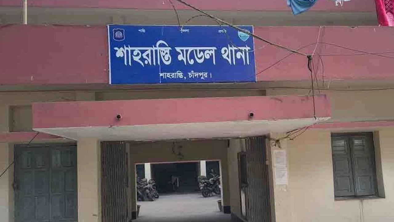 নিজ কন্যাকে ধর্ষণের অভিযোগ, বাড়িতে তালা দিল বিক্ষুব্ধ জনতা 