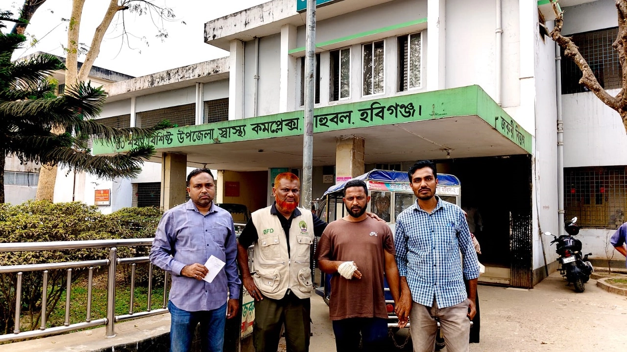 ফরেস্ট গার্ডকে কুপিয়ে জখম