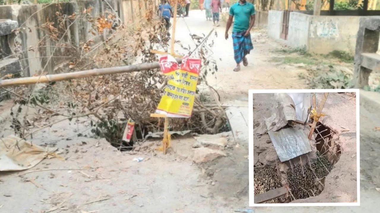 মতলব দক্ষিণে ব্রীজের মাঝখানে ভেঙে যাওয়া অংশ।