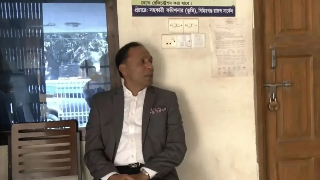 বুধবার (৪ মার্চ) সকাল ৯টায় নারায়ণগঞ্জ জেলার সিদ্ধিরগঞ্জ ইউনিয়নে ৫নং ওয়ার্ডে অবস্থিত ভূমি অফিসের সামনে এভাবে ক্যামরা বন্দি হন ভূমি প্রতিমন্ত্রী