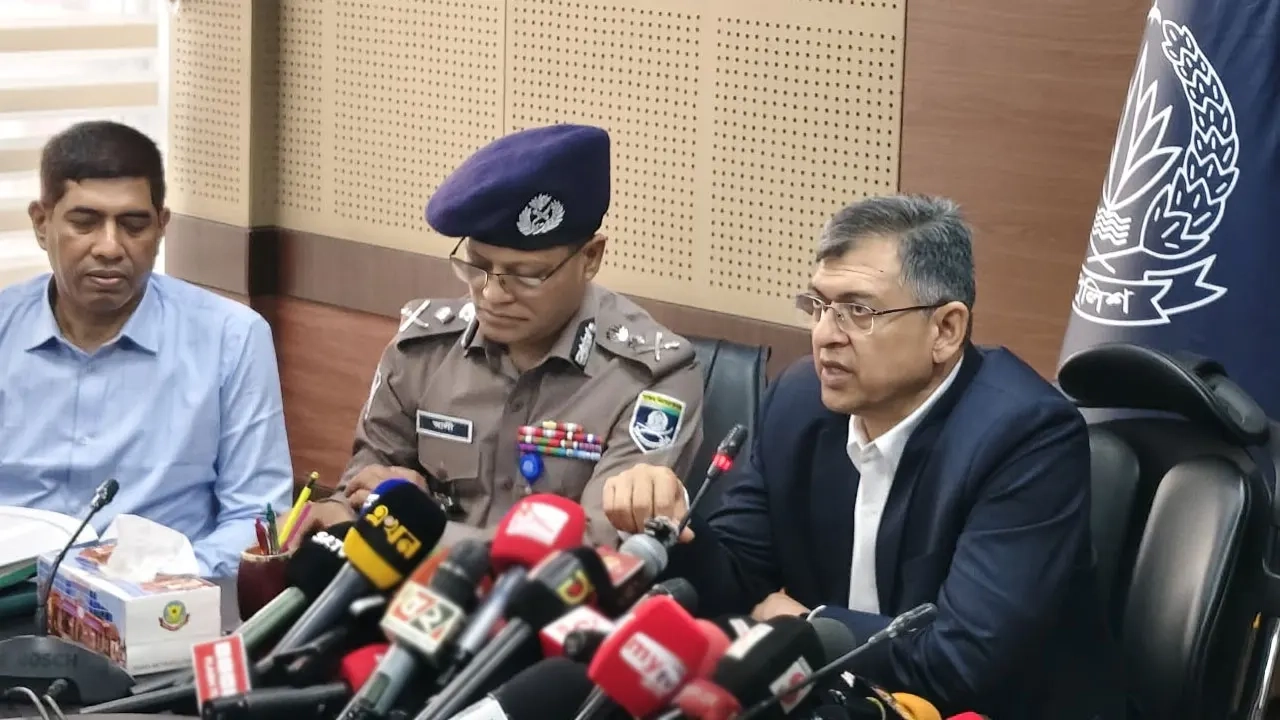 কথা বলছেন স্বরাষ্ট্রমন্ত্রী সালাউদ্দিন আহমদ