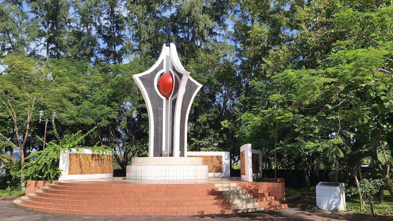 নোবিপ্রবির শহীদ মিনার।