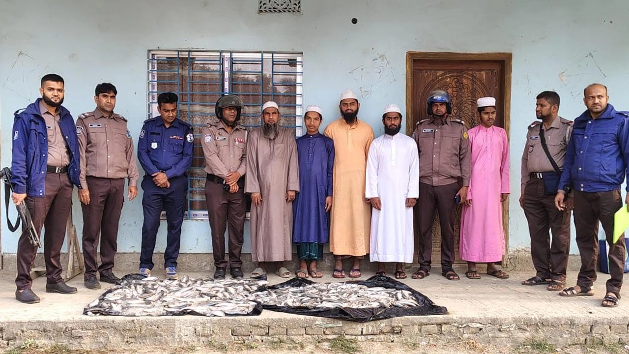 টঙ্গীবাড়িতে নৌ পুলিশের অভিযানে ৭০ কেজি জাটকা ইলিশ জব্দ।