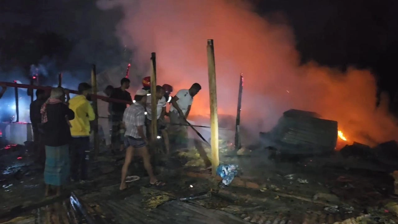গভীর রাতে ভয়াবহ অগ্নিকাণ্ডে ছয়টি দোকান পুড়ে ছাই হয়ে গেছে।