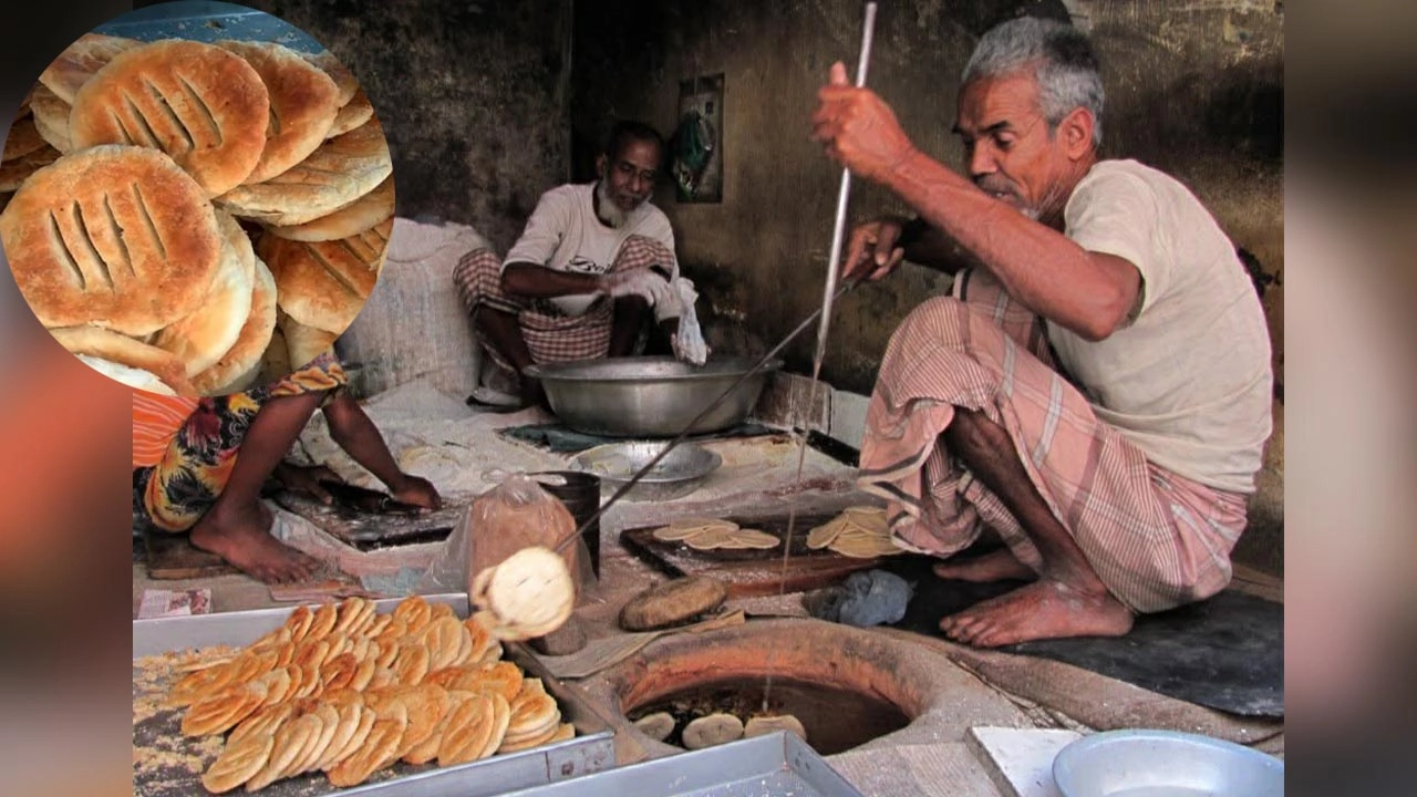দোকানে কাঠের চুলার ওপর বড় তাওয়ায় সেঁকা হচ্ছে গোলাকার শক্ত রুটি বা বাকরখানি।