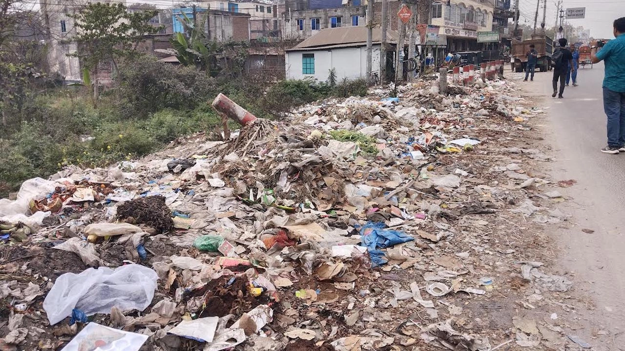 দীর্ঘদিন ধরে উন্মুক্ত ময়লার স্তূপে পরিণত হয়েছে।