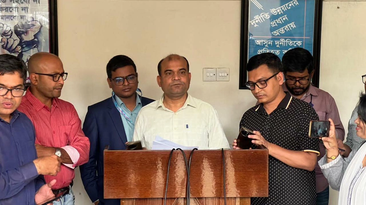 দুদকের প্রধান কার্যালয়ে নিয়মিত সংবাদ সম্মেলনে কথ বলছেন সংস্থাটির জনসংযোগ কর্মকর্তা আকতারুল ইসলাম। 