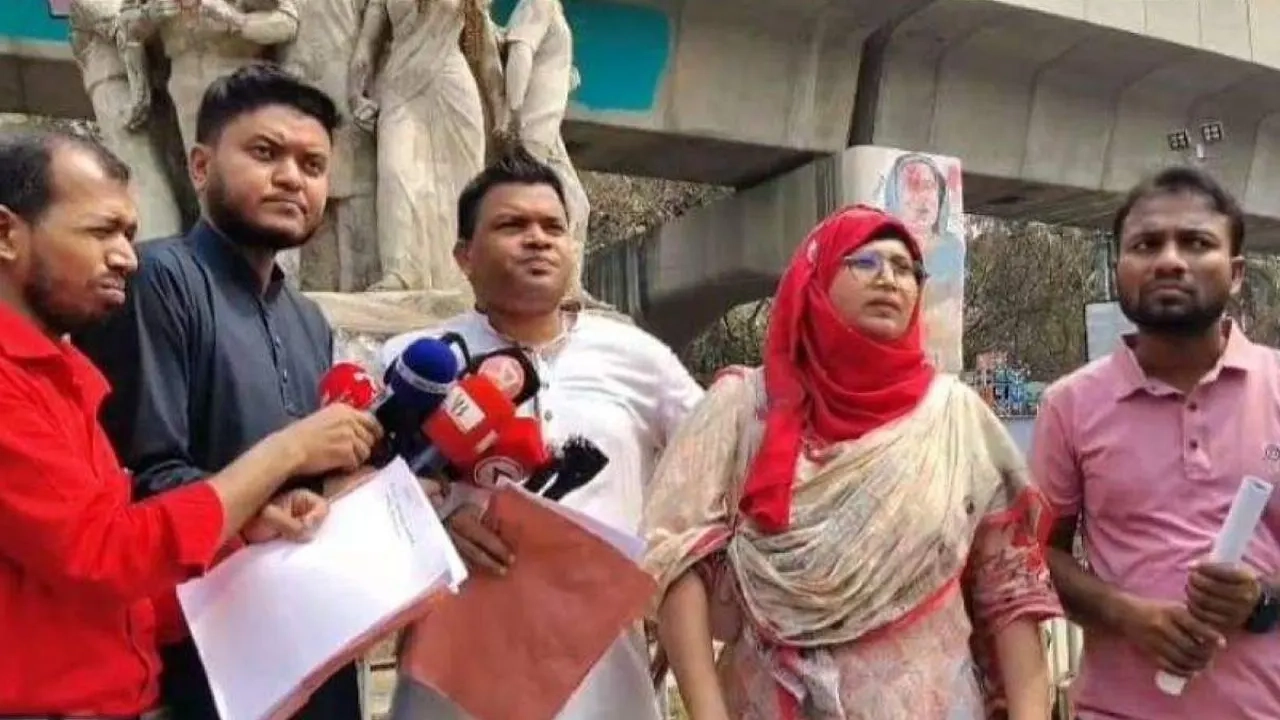 বুধবার (৪ মার্চ) দুপুরে বিশ্ববিদ্যালয়ের রাজু ভাস্কর্যে তারা এ অবস্থান কর্মসূচি পালন করেন