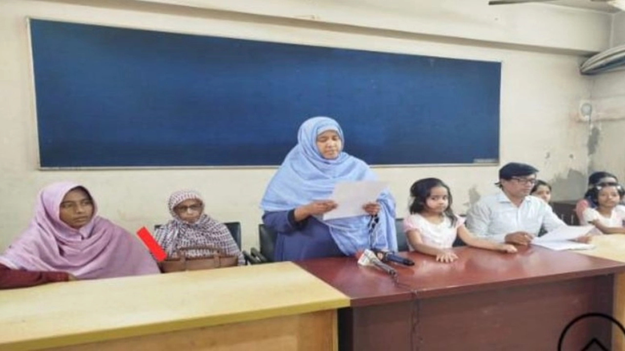 স্বামীকে জীবিত ফিরে পেতে সংবাদ সম্মেলনে আকুতি জানিয়েছেন তার স্ত্রী রেশমা খাতুন।