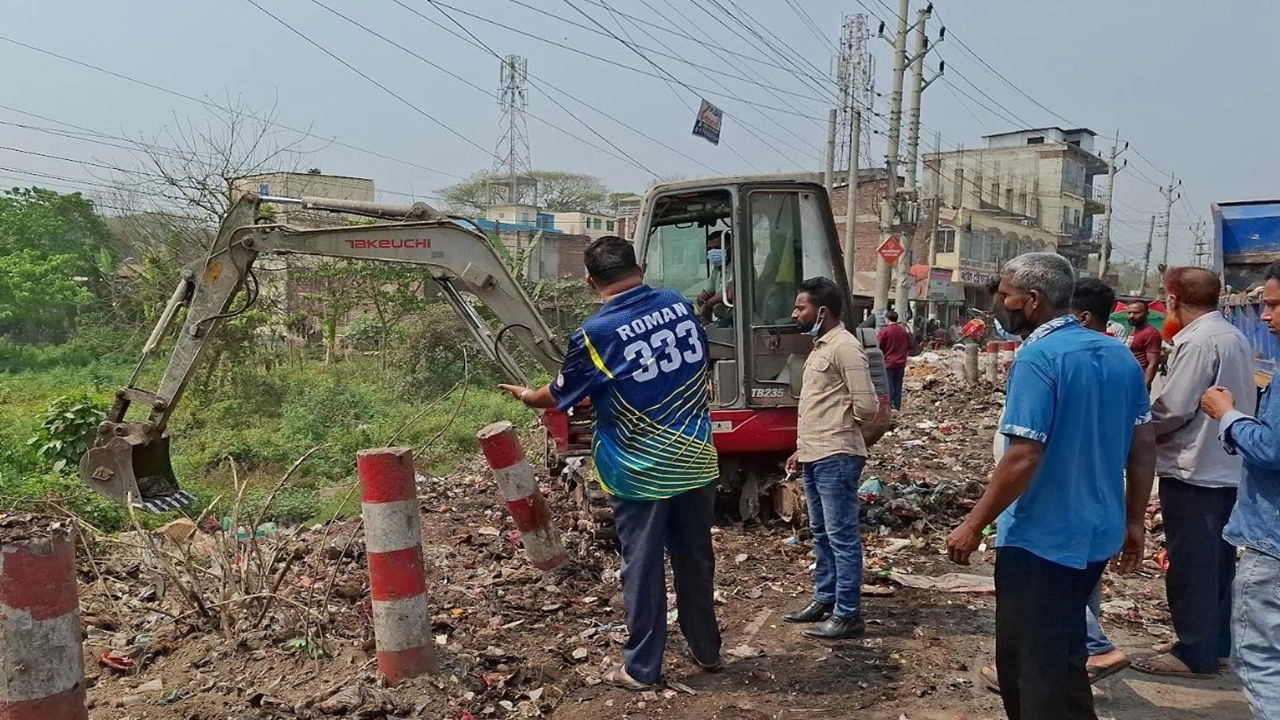 ব্যক্তিগত উদ্যোগে রাজবাড়ী পৌরসভার ময়লা ও ড্রেন পরিষ্কার করছেন ছাত্রদল নেতা রোমান