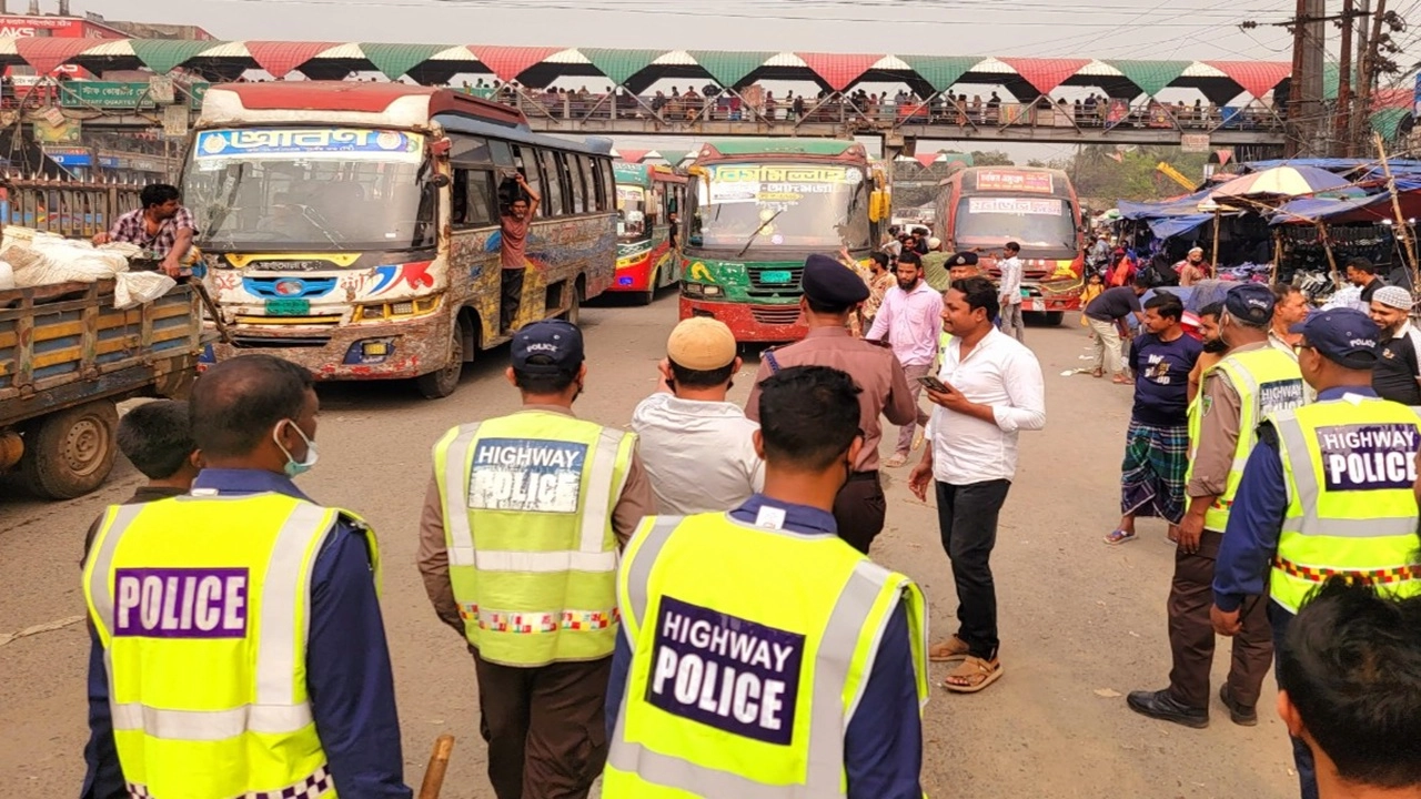 ঈদুল ফিতরকে সামনে রেখে শৃঙ্খলা ফিরাতে ঢাকা-চট্রগ্রাম মহাসড়কের সিদ্ধিরগঞ্জের শিমরাইলে অবৈধভাবে গড়ে উঠা স্থাপনা ও ফিটনেসবিহীন পরিবহনের বিরুদ্ধে অভিযান পরিচালনা করেছেন শিমরাইল  হাইওয়ে পুলিশ।
