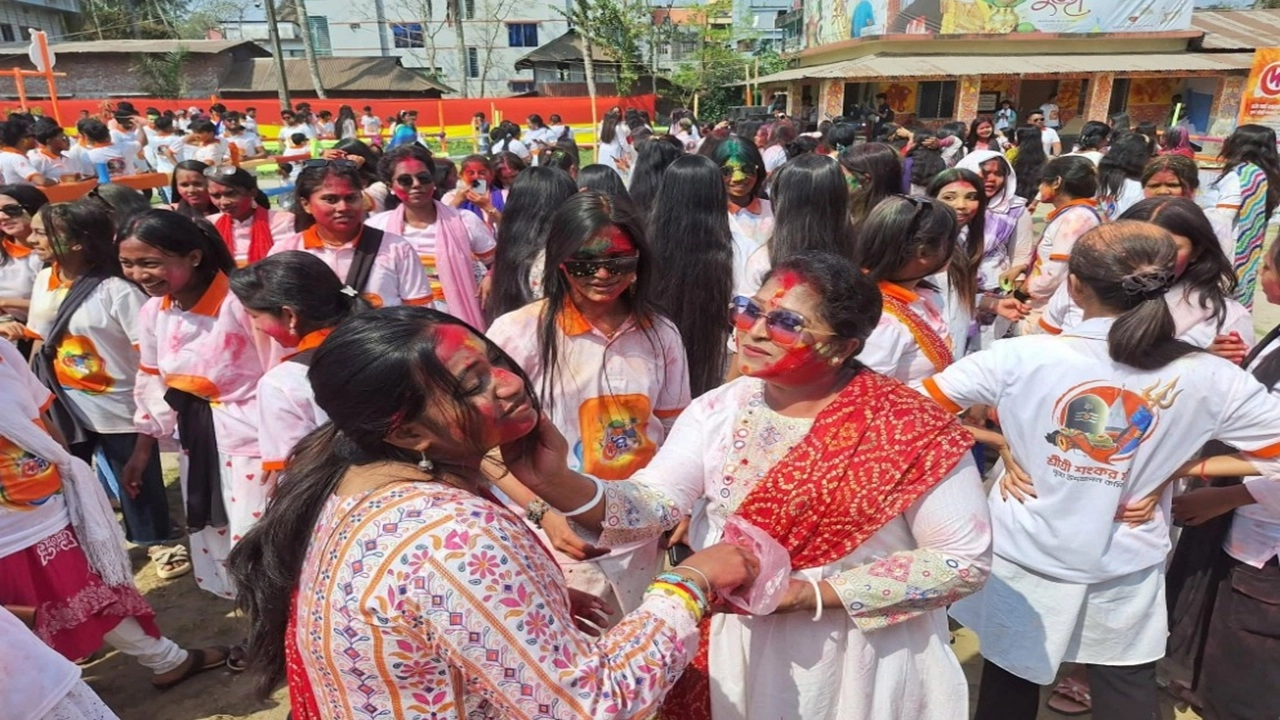 ফাল্গুনের রঙিন আবেশে, আবিরের উচ্ছ্বাস আর ভজন-কীর্তনের মাধুর্যে এক অনন্য উৎসবের নগরীতে পরিণত হয়েছিল বরিশাল।