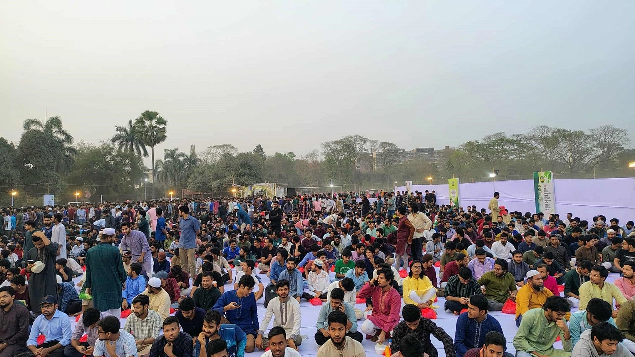 জাহাঙ্গীরনগর বিশ্ববিদ্যালয়ের কেন্দ্রীয় খেলার মাঠে ইফতার আয়োজন