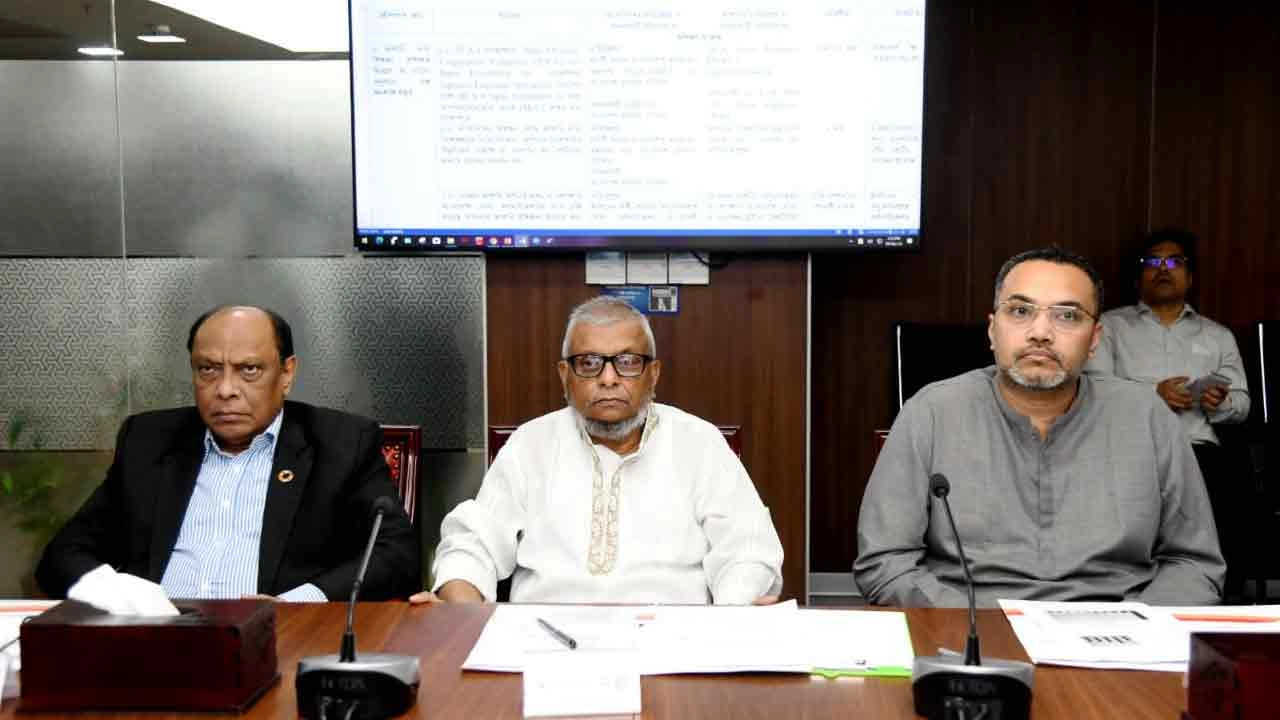 সভায় বক্তব্য রাখছেন প্রবাসী কল্যাণ ও বৈদেশিক কর্মসংস্থান এবং শ্রম ও কর্মসংস্থানমন্ত্রী আরিফুল হক চৌধুরী