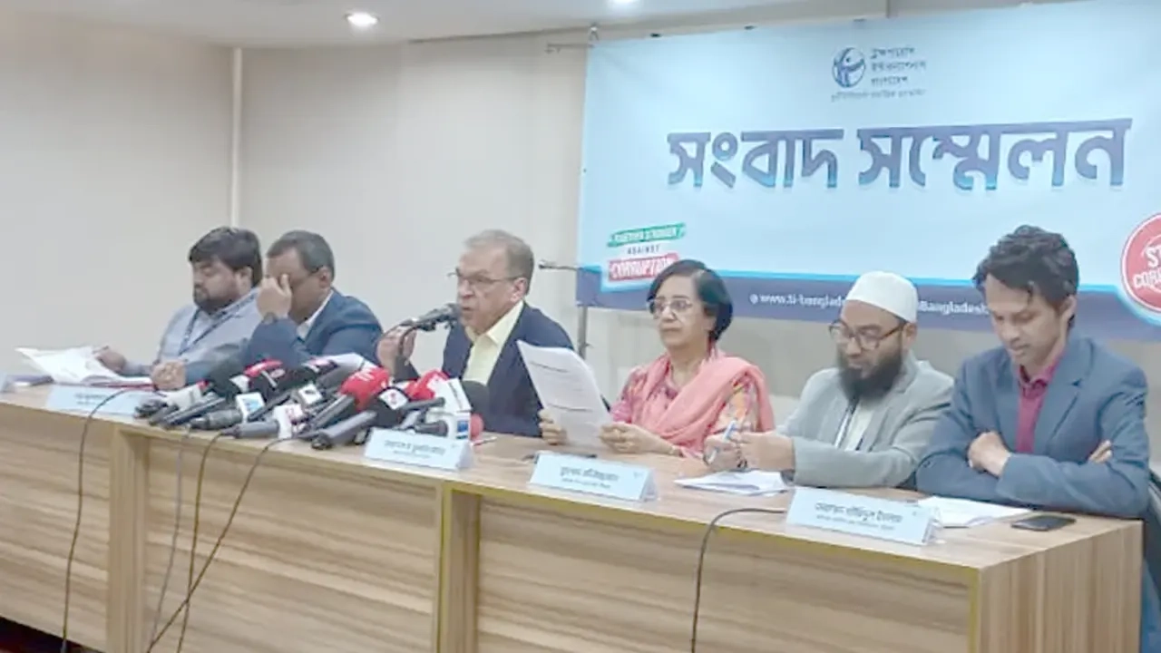 রাজধানীর ধানমন্ডির মাইডাস সেন্টারে টিআইবির প্রধান কার্যালয়ে সংবাদ সম্মেলন