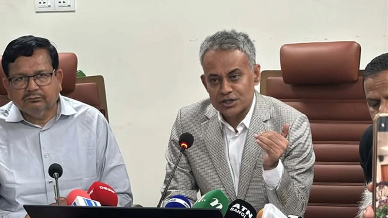 কথা বলছেন সড়ক পরিবহন ও সেতু মন্ত্রী শেখ রবিউল আলম।