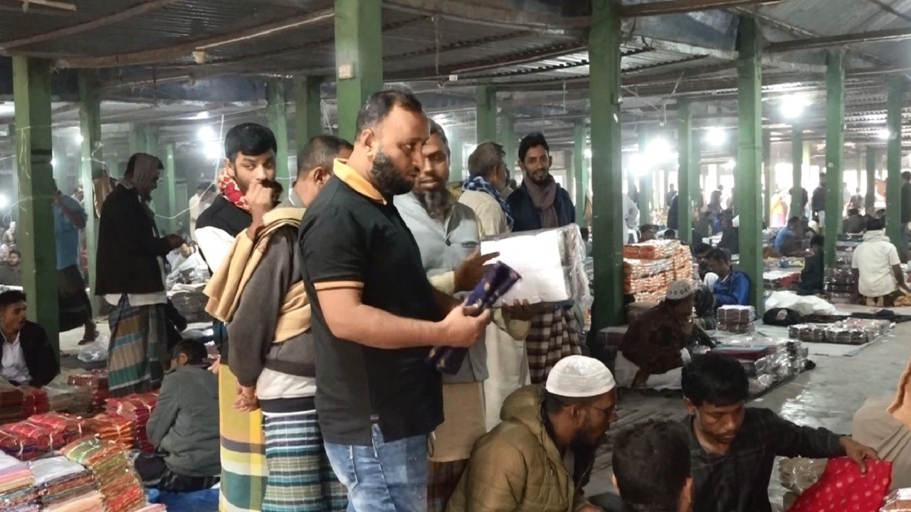 সিরাজগঞ্জের তাঁতে তৈরি কাপড়ের হাট