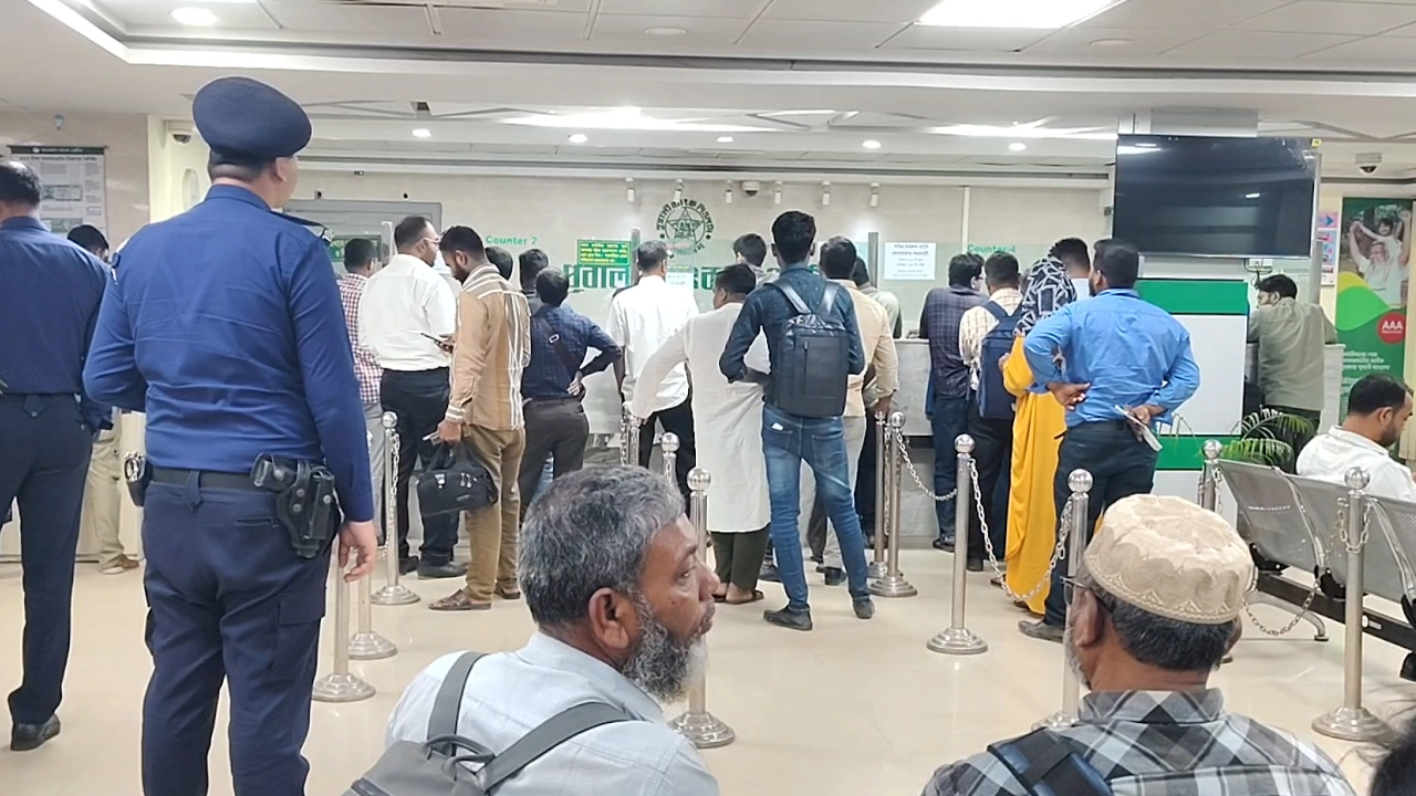 দুপুরে পূবালী ব্যাংকের শাখায় আসেন আইনশৃঙ্খলা বাহিনীর সদস্যরা।