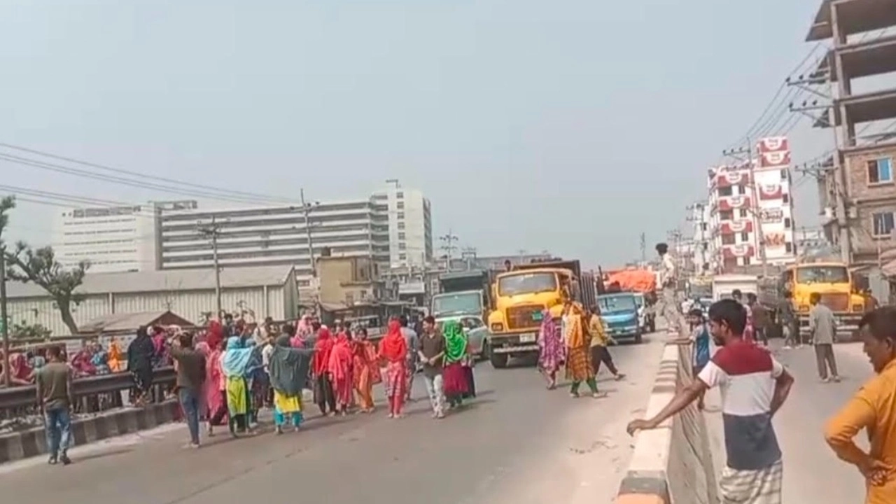বকেয়া বেতনের দাবিতে শ্রমিকদের মহাসড়ক অবরোধ