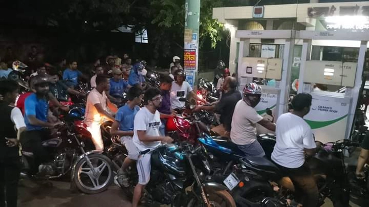 মধ্যরাতে রাজধানীতে হঠাৎ পেট্রোল পাম্পগুলোতে উপচে পড়া ভিড়!