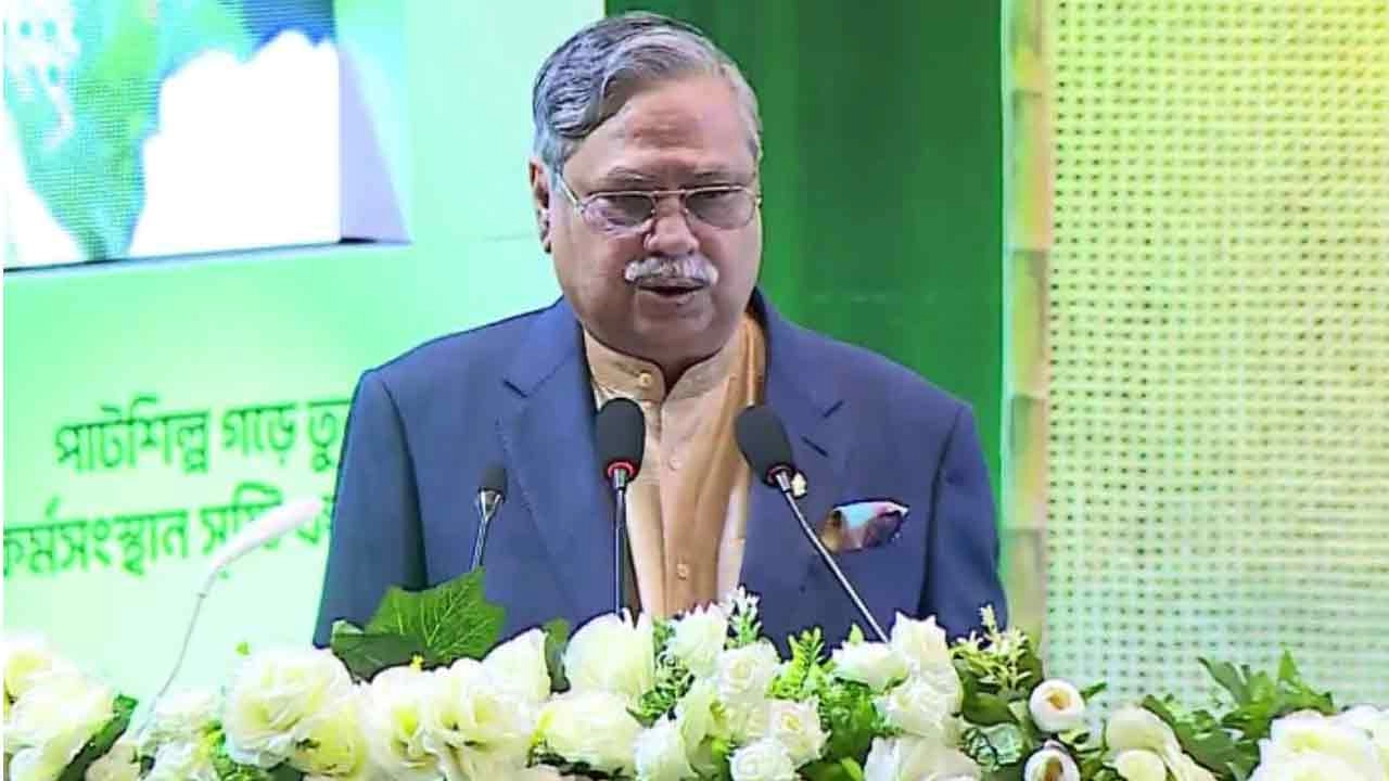 ওসমানী স্মৃতি মিলনায়তনে জাতীয় পাট দিবস ভাষণ দিচ্ছেন রাষ্ট্রপতি মো. সাহাবুদ্দিন।