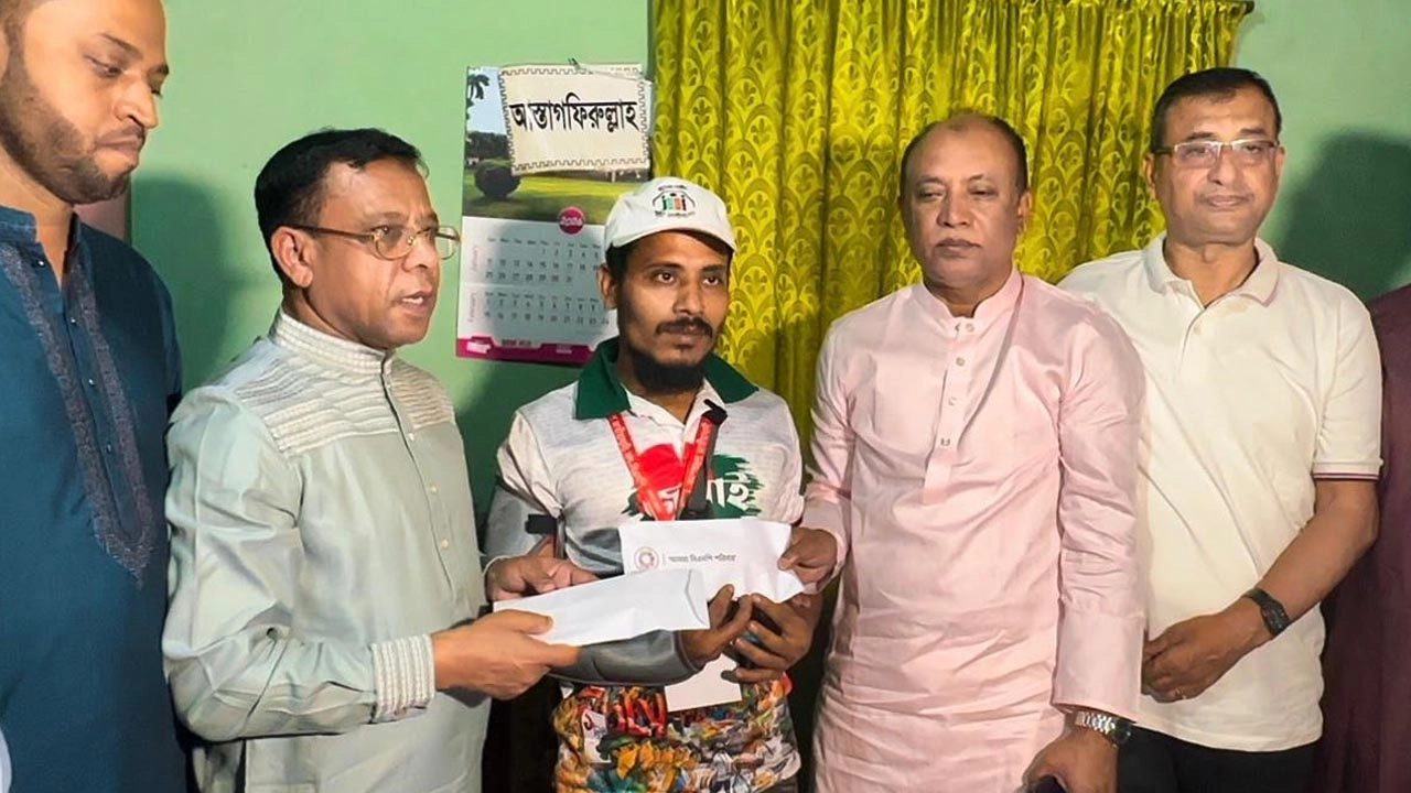 গণঅভ্যুত্থানে পুলিশের গুলিতে আহত মো. হোসেন আলীকে আর্থিক সহায়তা প্রদান করেছে ‘আমরা বিএনপি পরিবার’।